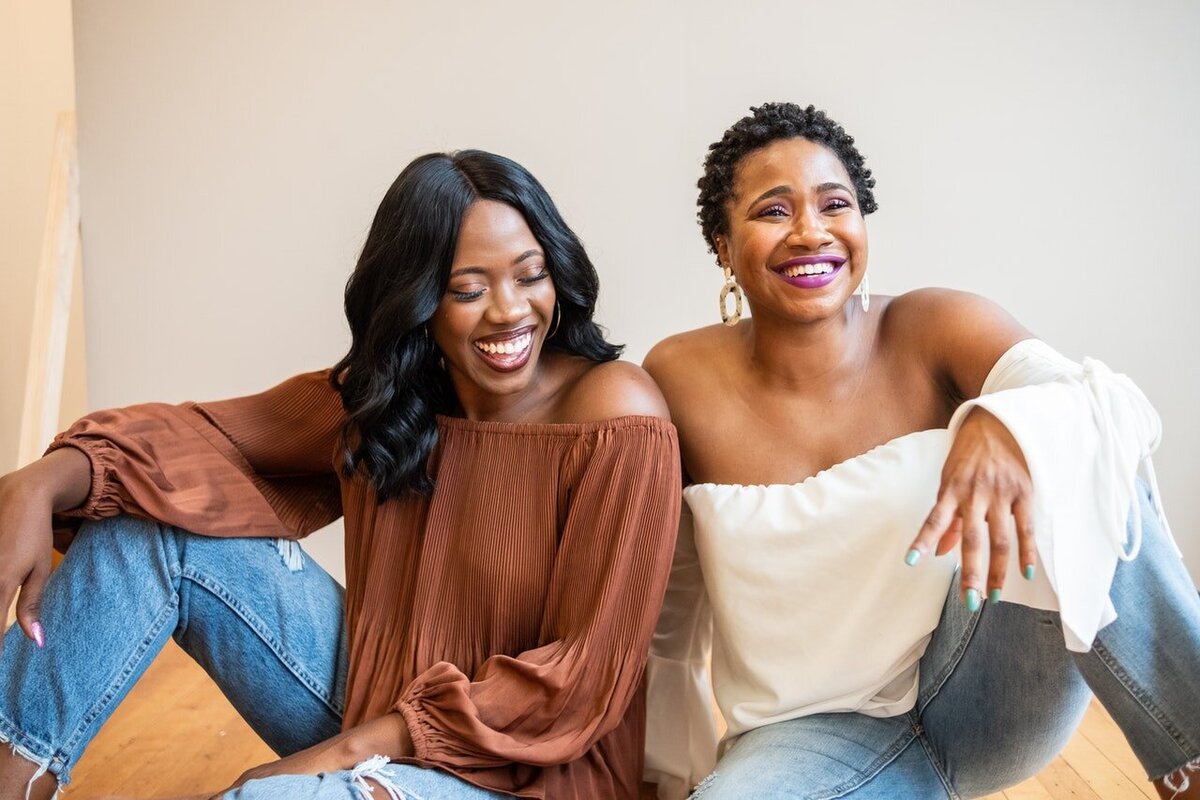 Sisters laughing together - 1280x854