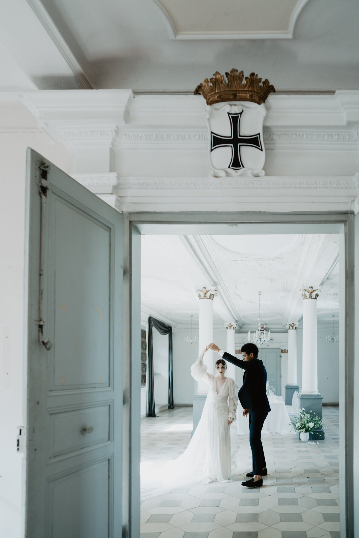 wedding inspiration "Poetry of clouds" at Schloss Virnsberg - by wedding photographer SELENE ADORES-387