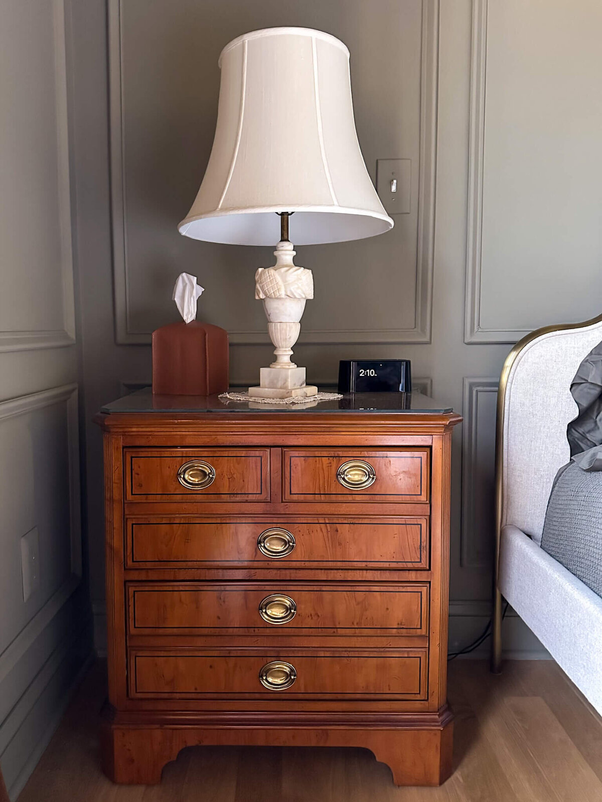 vintage-nightstand-ideas-for-bedroom