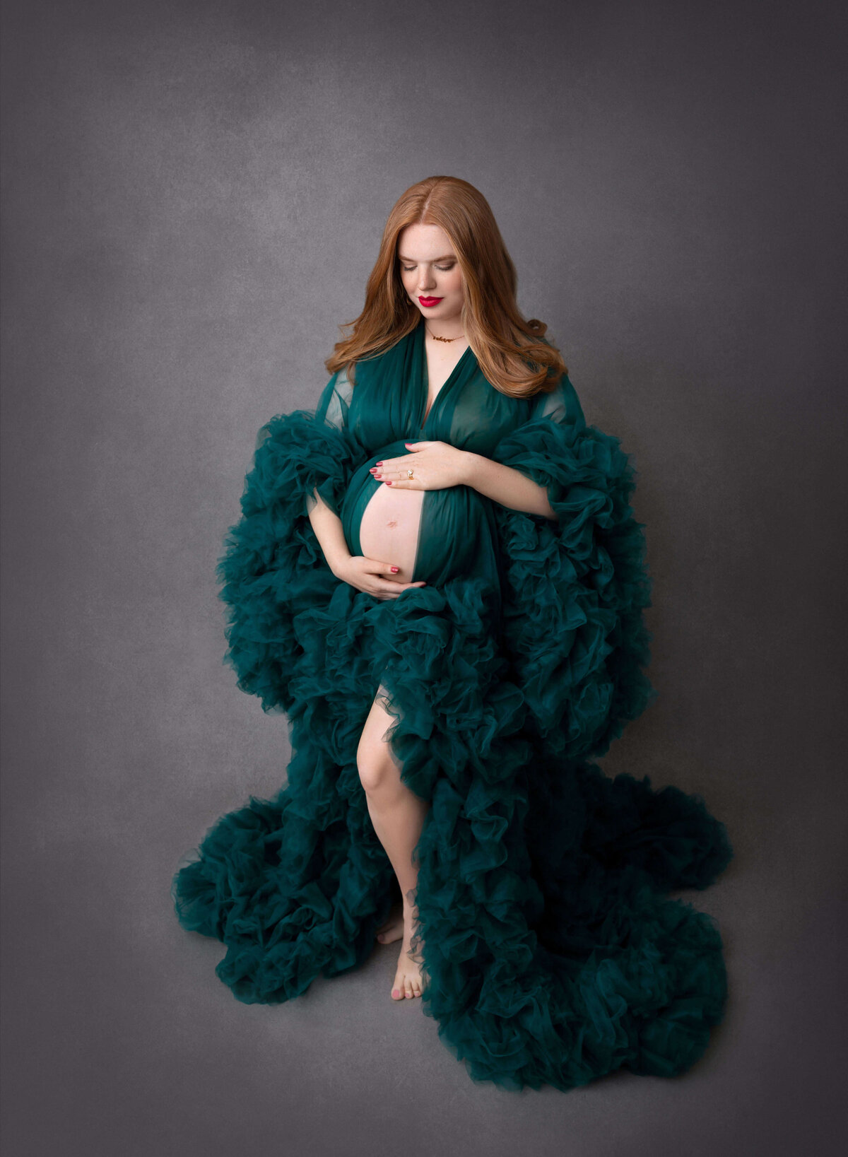 Stunning maternity photoshoot in Manhattan, perfectly capturing the essence of pregnancy in New York City with a professional maternity photographer.