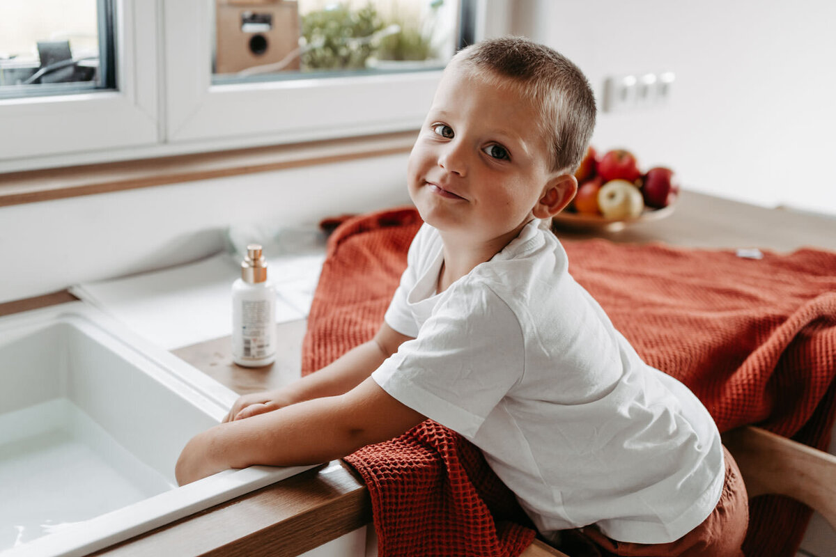 Lifestyle-newborn-foceni-doma_rodinna-fotografka-Praha-vychod_Karolina-Ticha-7