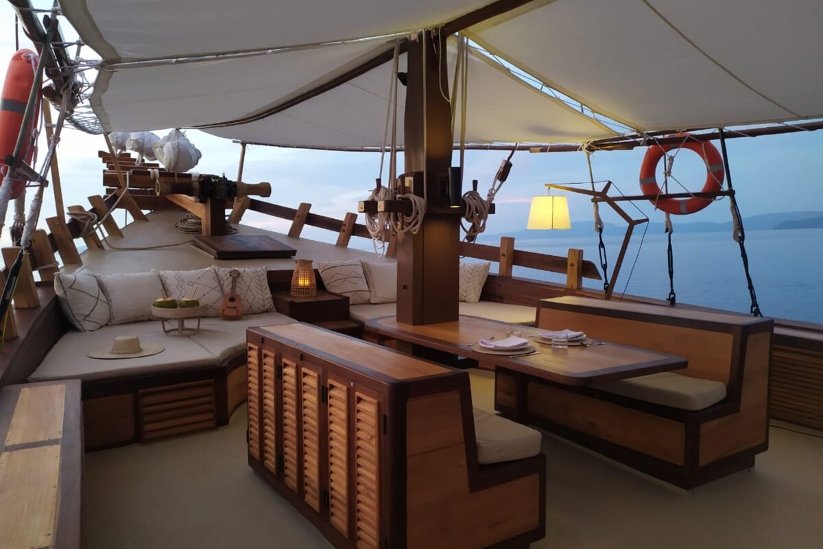 Senja Luxury Yacht Charter Indonesia _lowdef_dining _ chill area_sunset_landscape 2