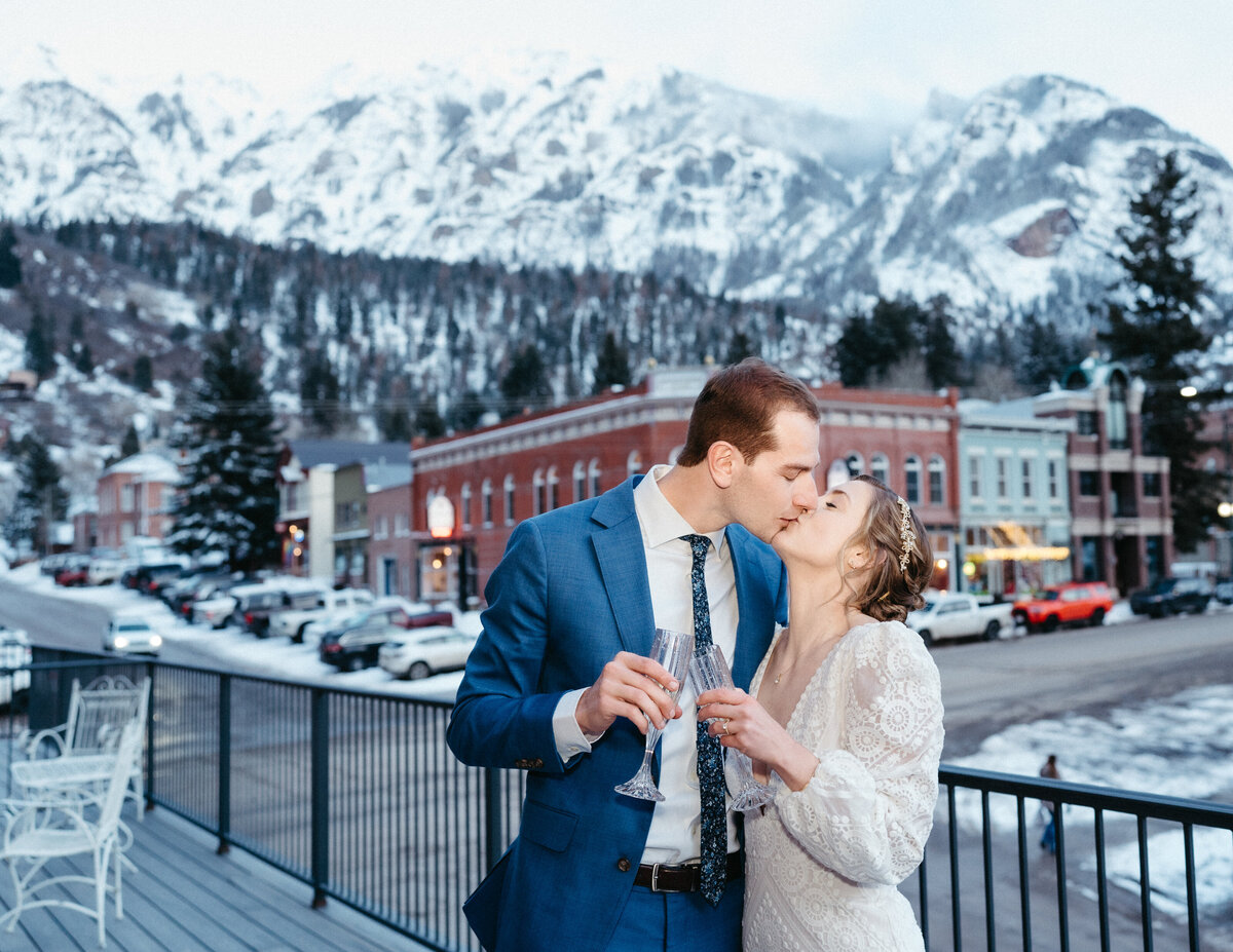Sam-Murch-Photography-Ouray-Winter-Elopement-with-dog-86