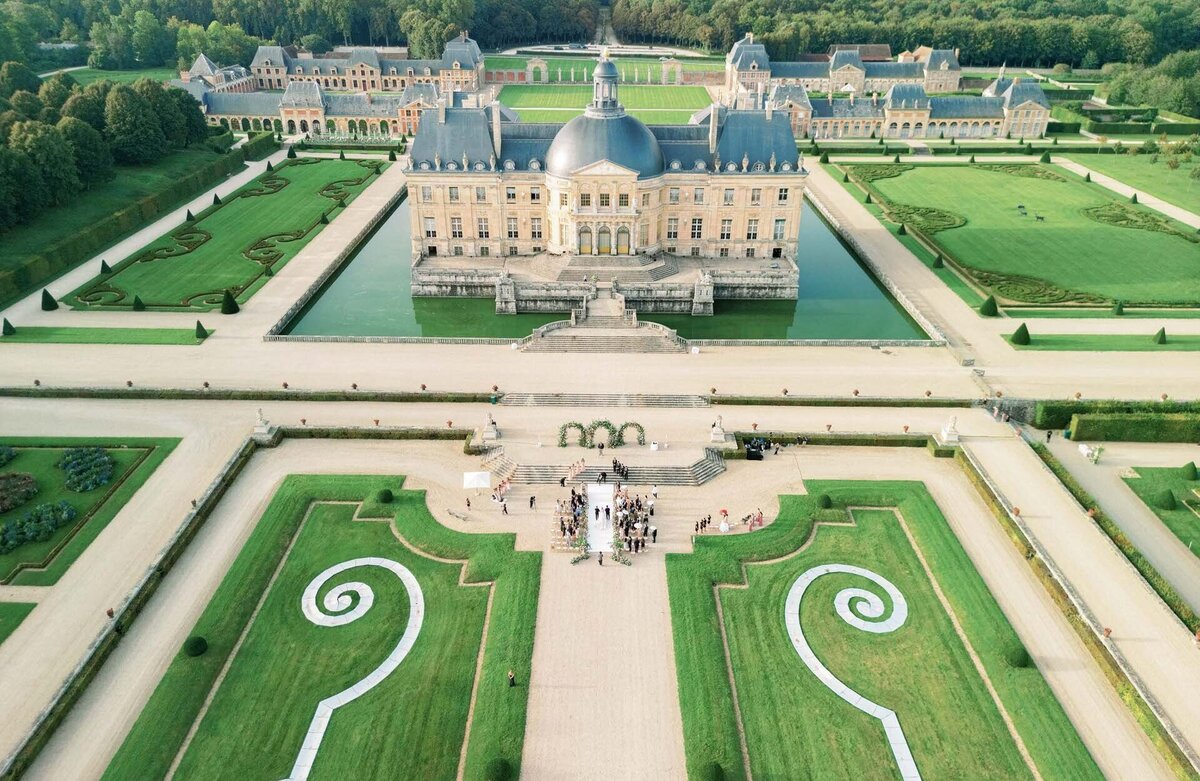 h Fairytale Castle Wedding Paris France Chateau de Vaux-le-Vicomte by @alejandrapoupelevents 10