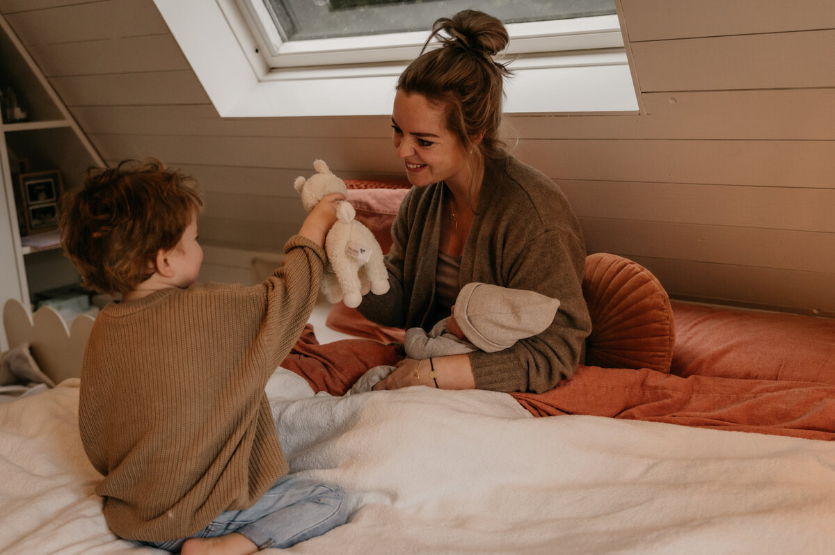 baby_ontmoet_broertje_gezinsmoment_fotografie_reportage