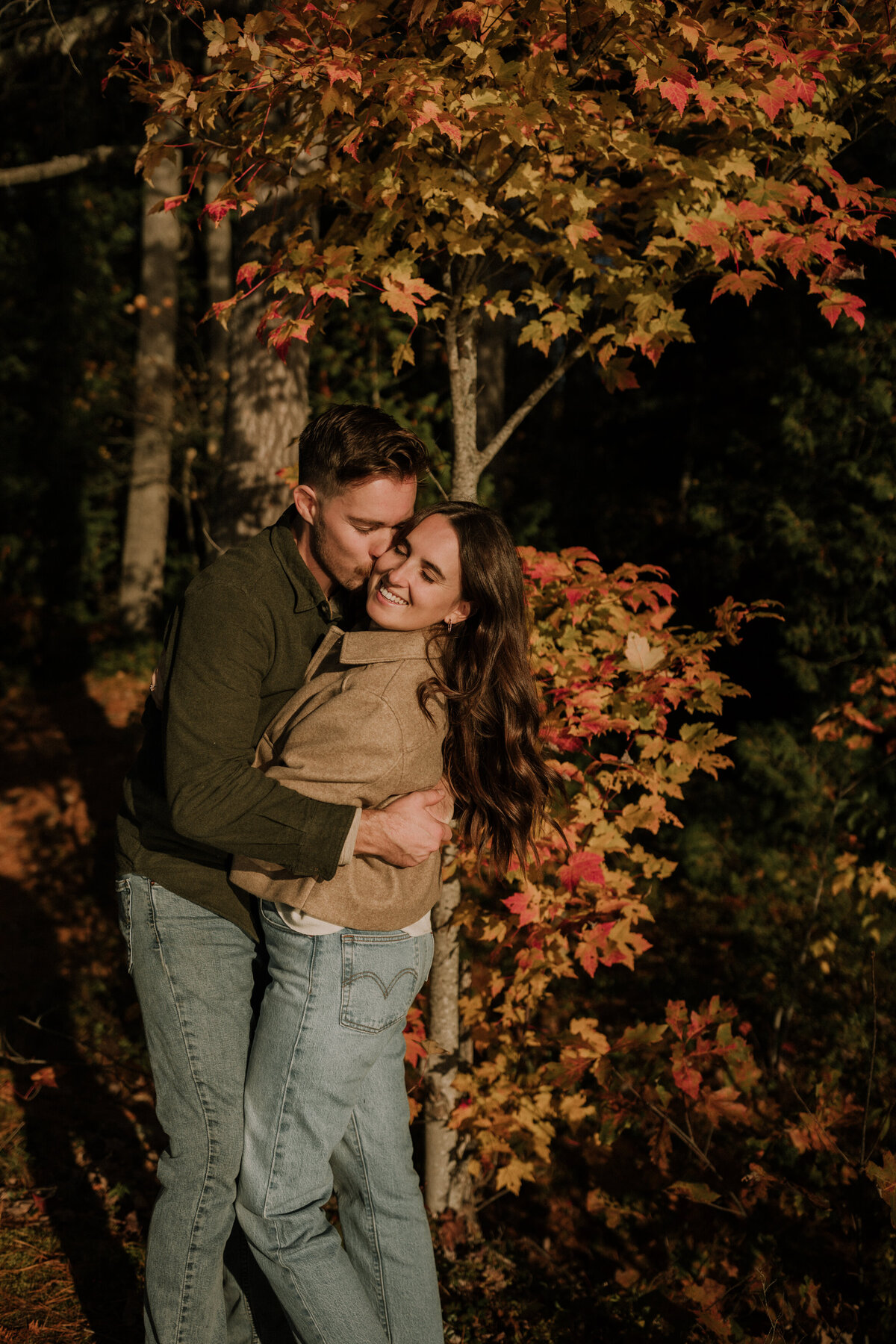 britt-nate-engagement-cottage-lake-beach-algonquin-fall-autumn-12