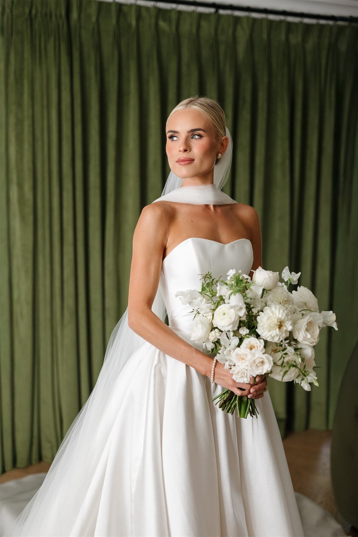 Lyndy Dustin Previews-13