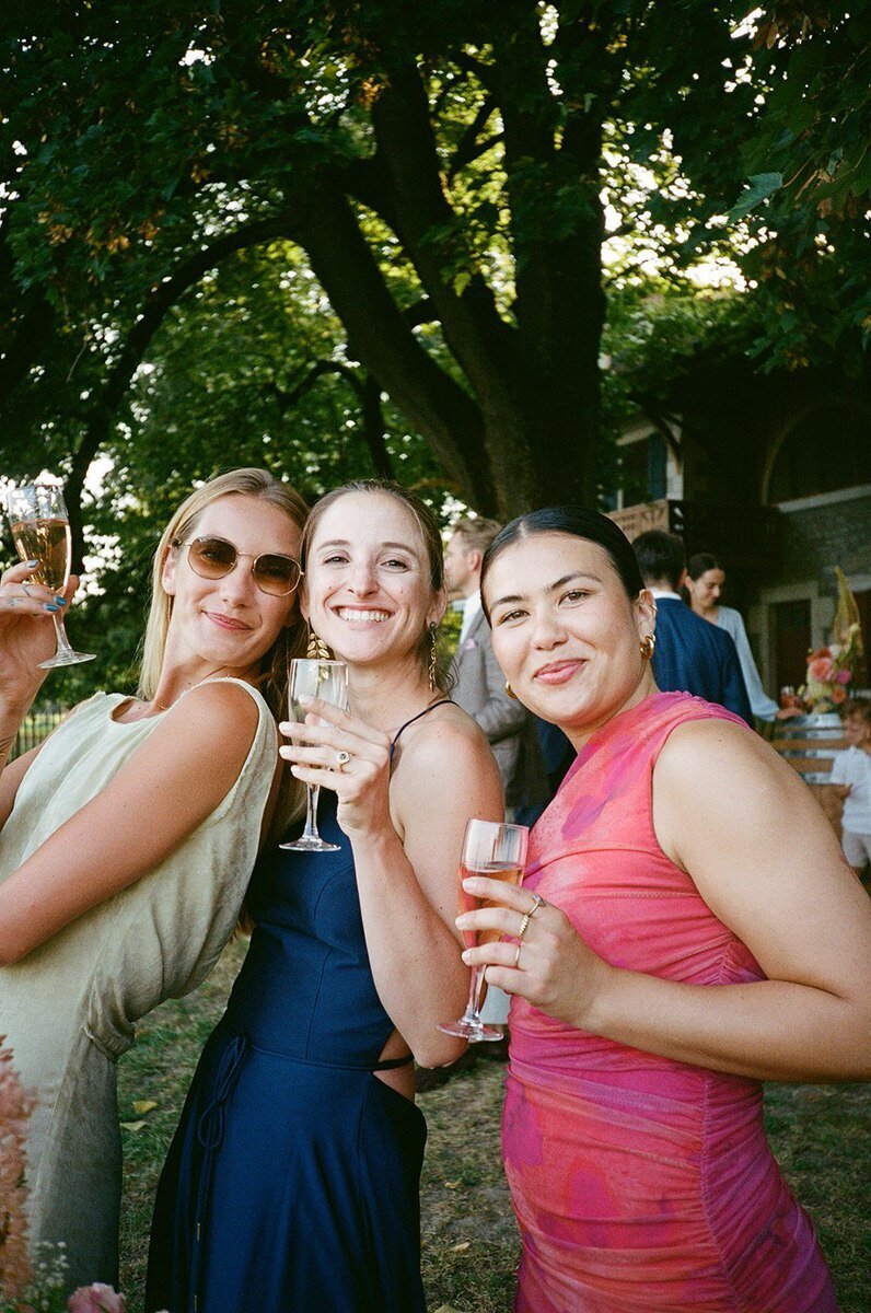 wedding-film-photography-guests-at-cocktail-posing-laurianevega