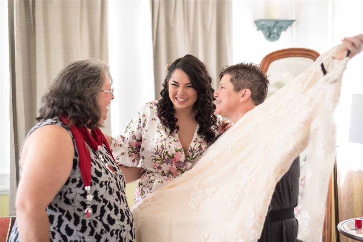 Asheville wedding, bride and mom getting ready, amanda lunsford, Inn at Glenn Alpine