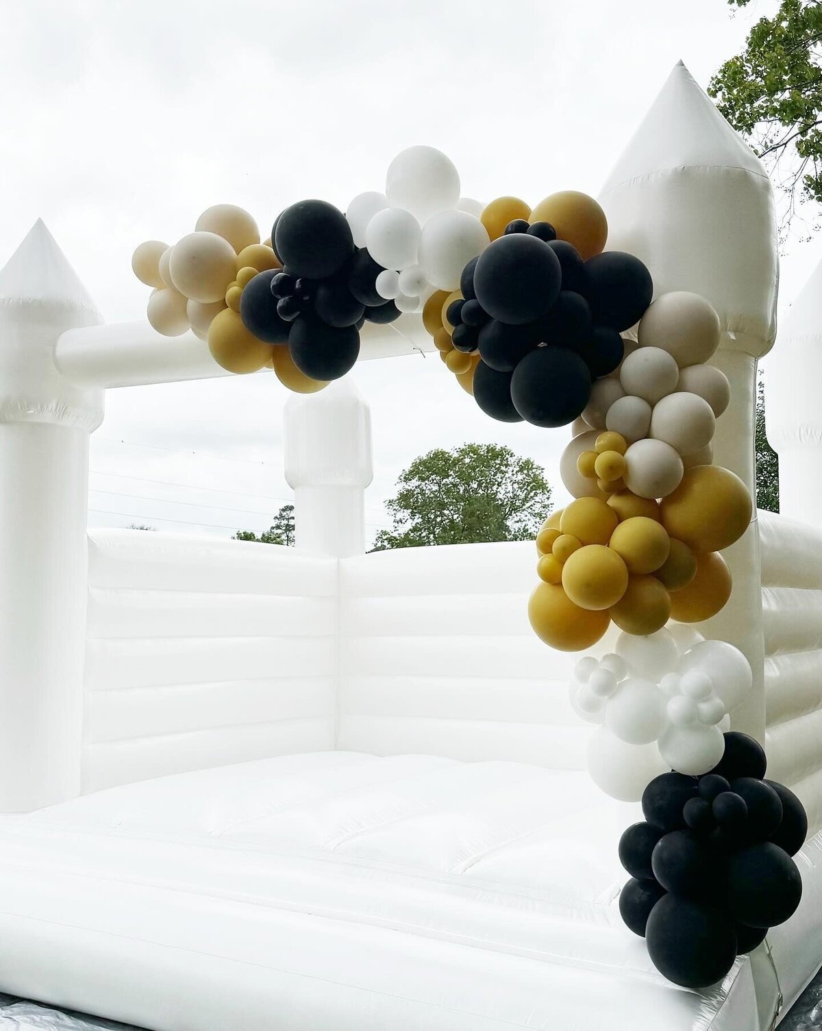 Stand Out Balloons bounce house with balloons