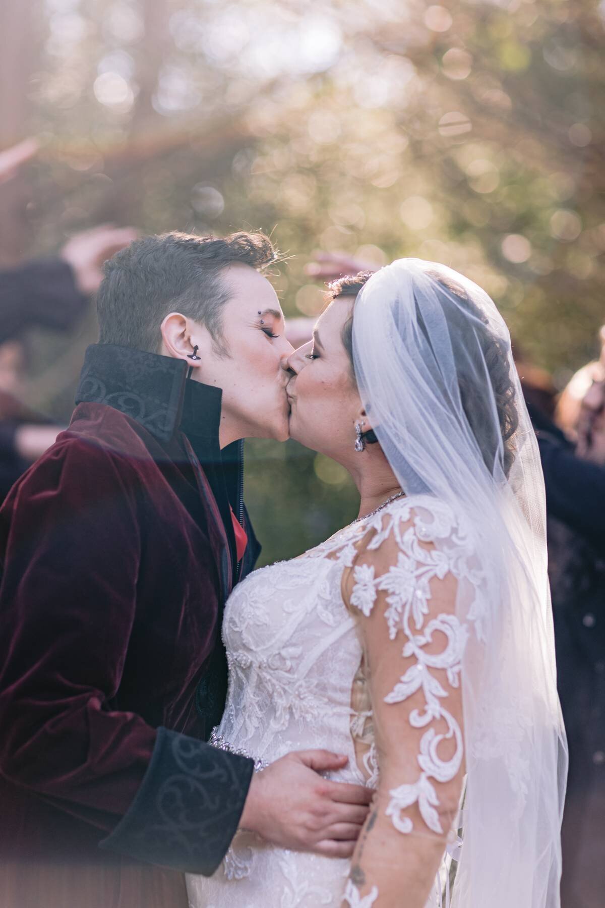 morgan-roman-new-england-wedding-photographer-cape-cod-couple-kissing