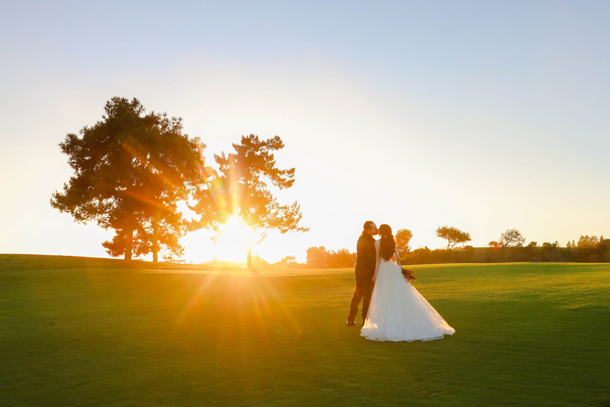 sunset-wedding-photo-golf-course-san-diego
