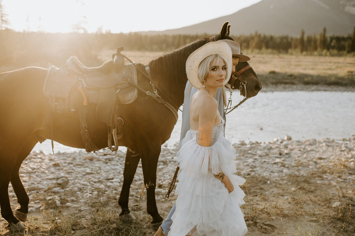 Bride-and-groom-with-horse
