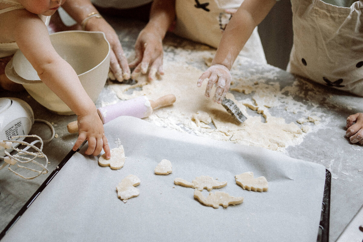 Lifestyle gezinsfotografie tijdens een Homes to Remember-shoot - koekjes uitsteken 