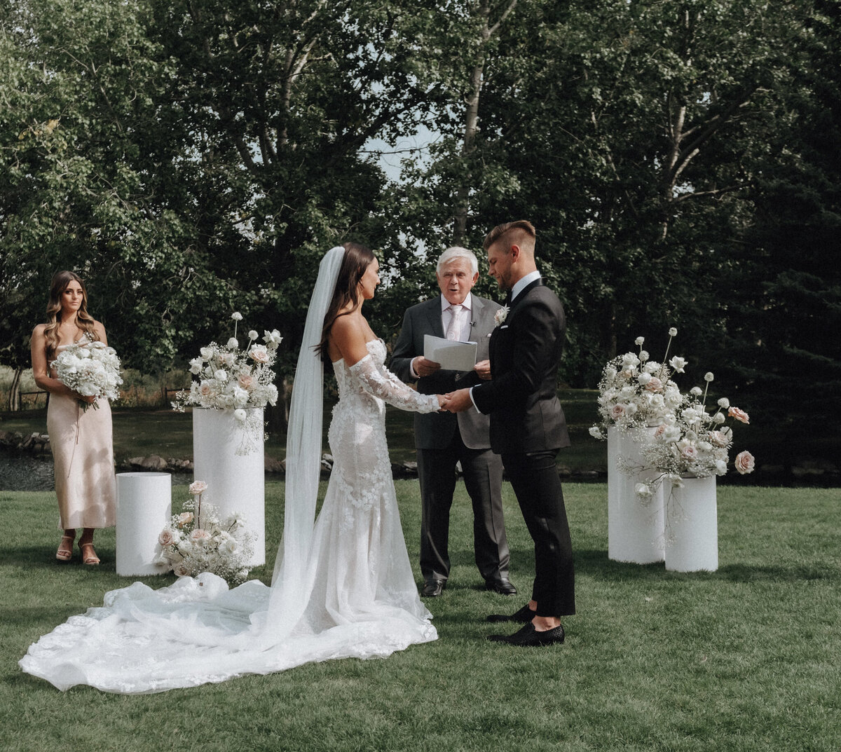 Stunning ceremony installation by Calyx Floral Design, an innovative Red Deer, Alberta wedding florist, featured on the Brontë Bride Vendor Guide.
