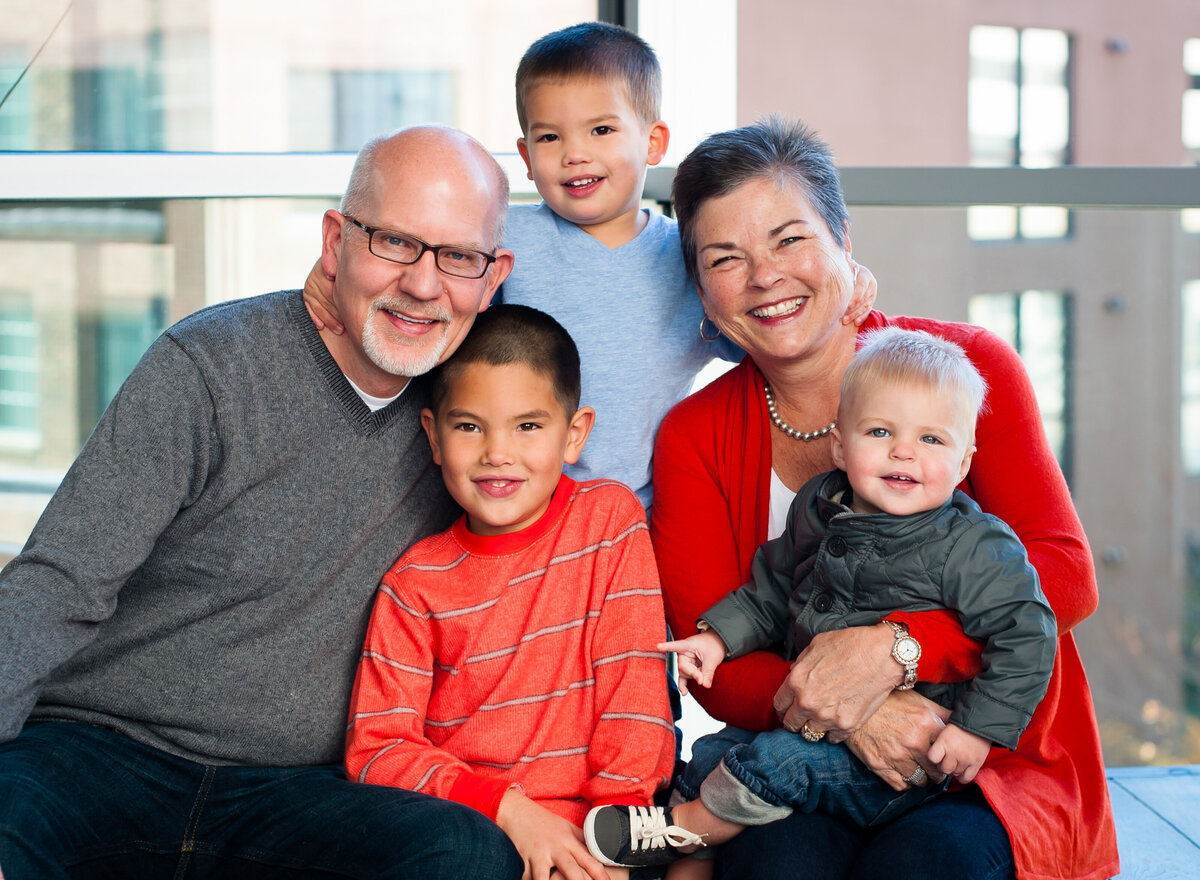 Des-Moines-Iowa-Family-Photographer-Theresa-Schumacher-Grandparents-Grandchildren