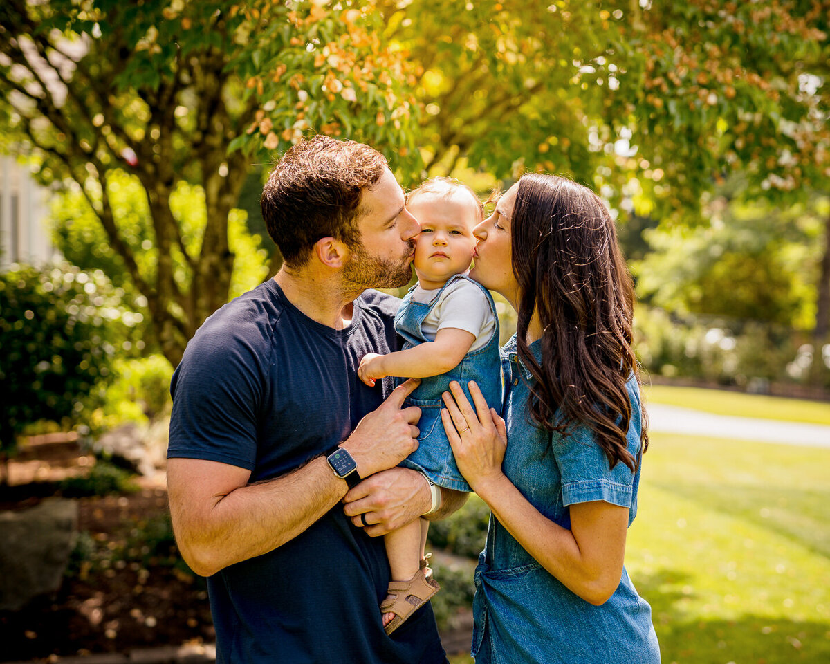 summer-photoshoot-parents-kissing-baby