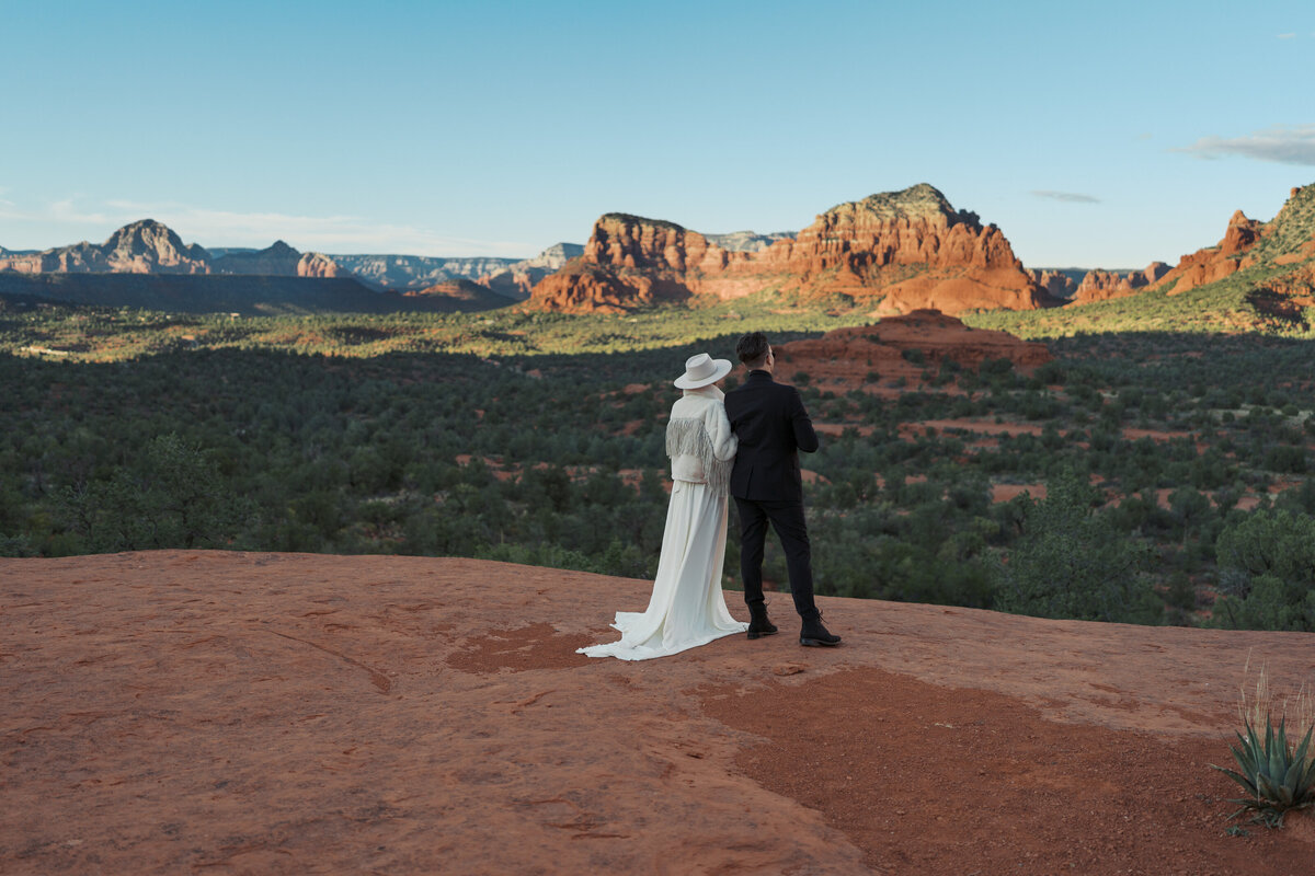 elopement-couple-sedona-skyline