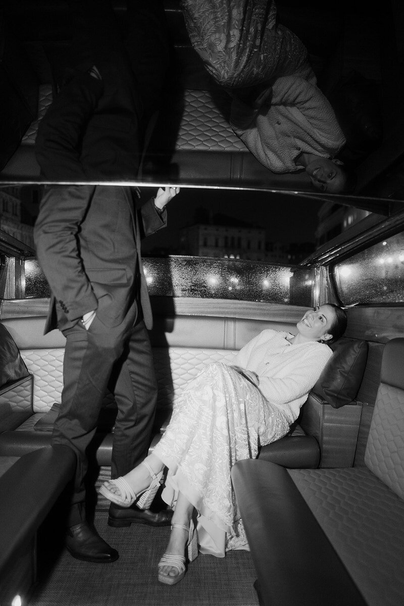 wedding-couple-portrait-venice-boat-blackwhite-laurianevega