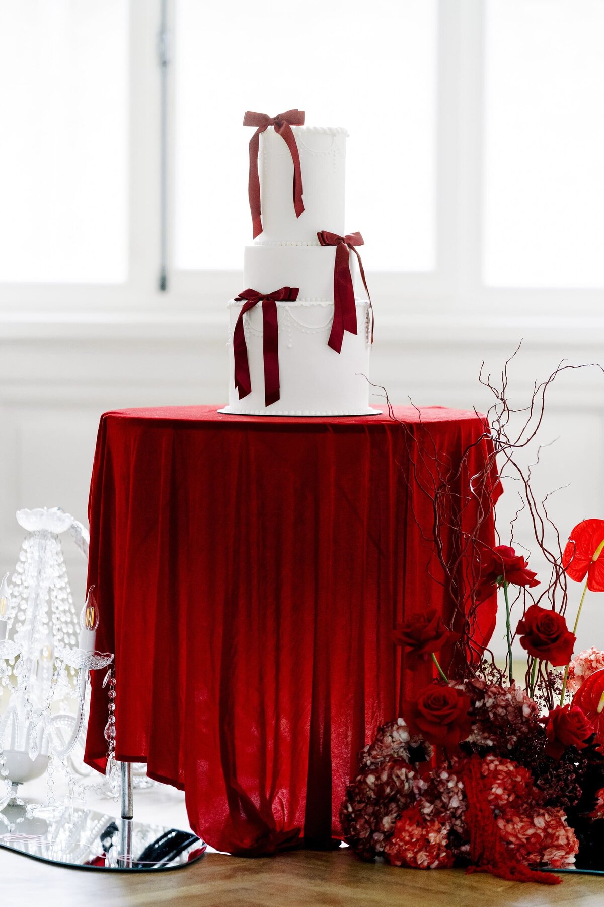 wedding-cake-noeuds-rouges-et-fleurs-rouges