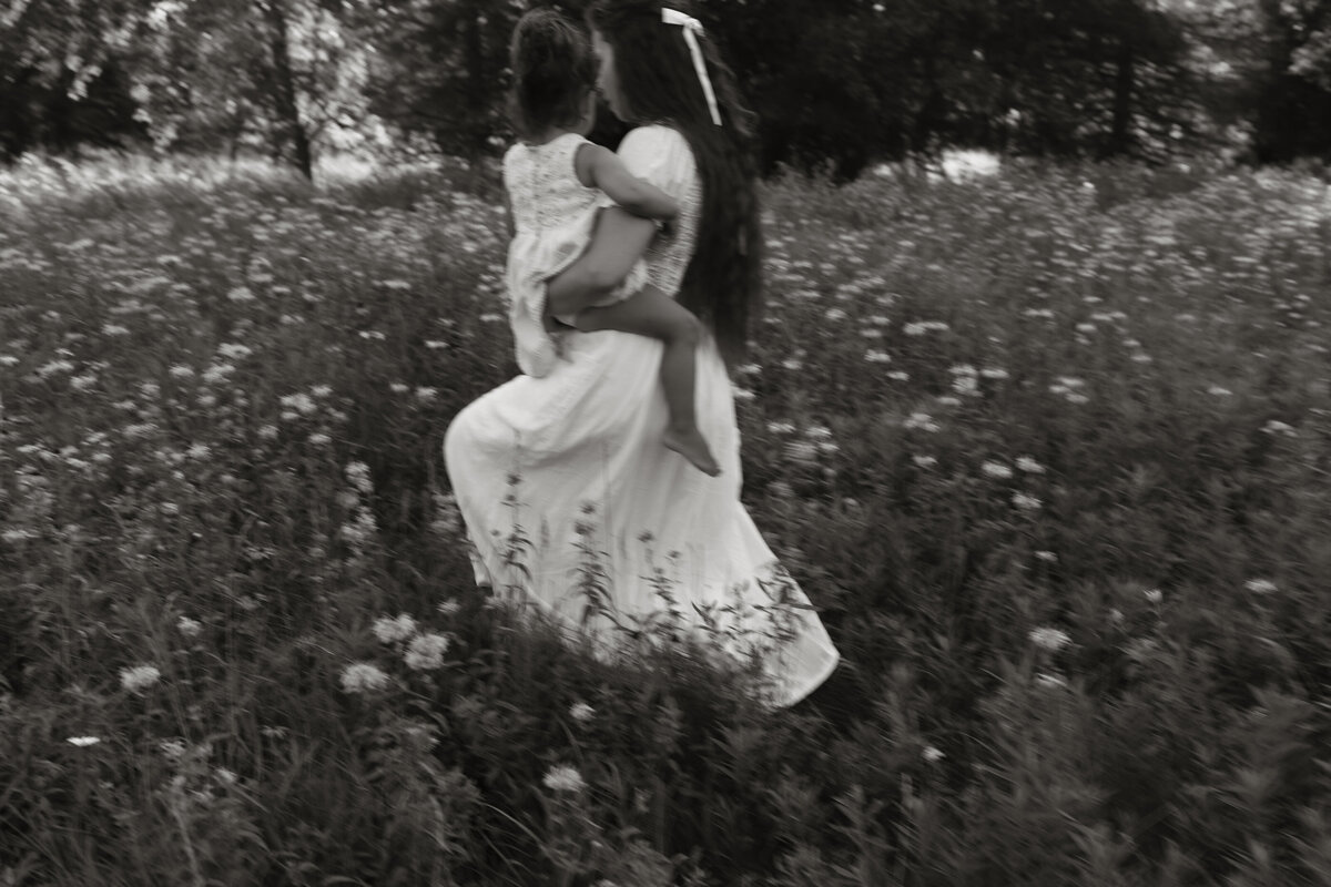 mommy and me michigan family photographer field wildflowers-9
