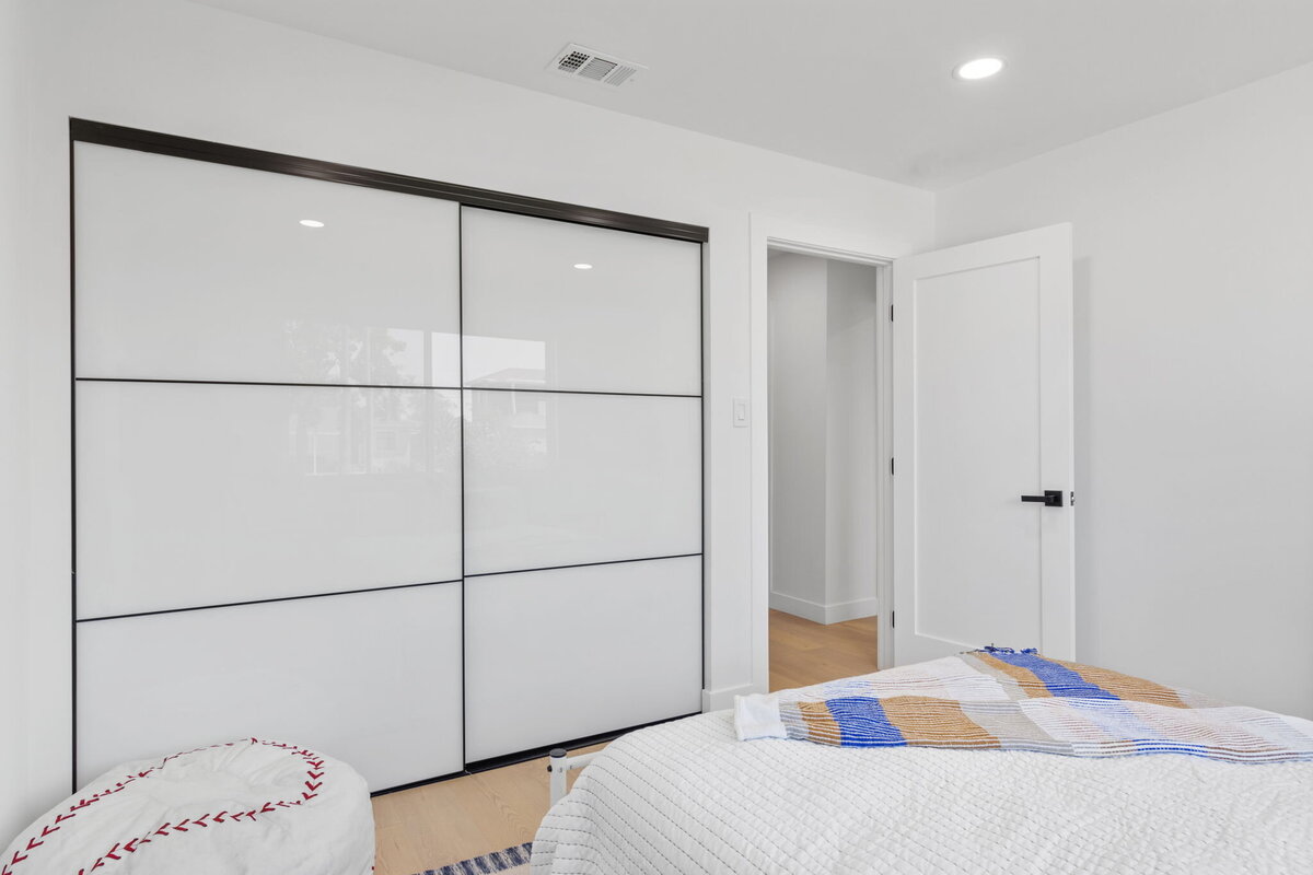 Minimalist-bedroom-with-sliding-closet-door