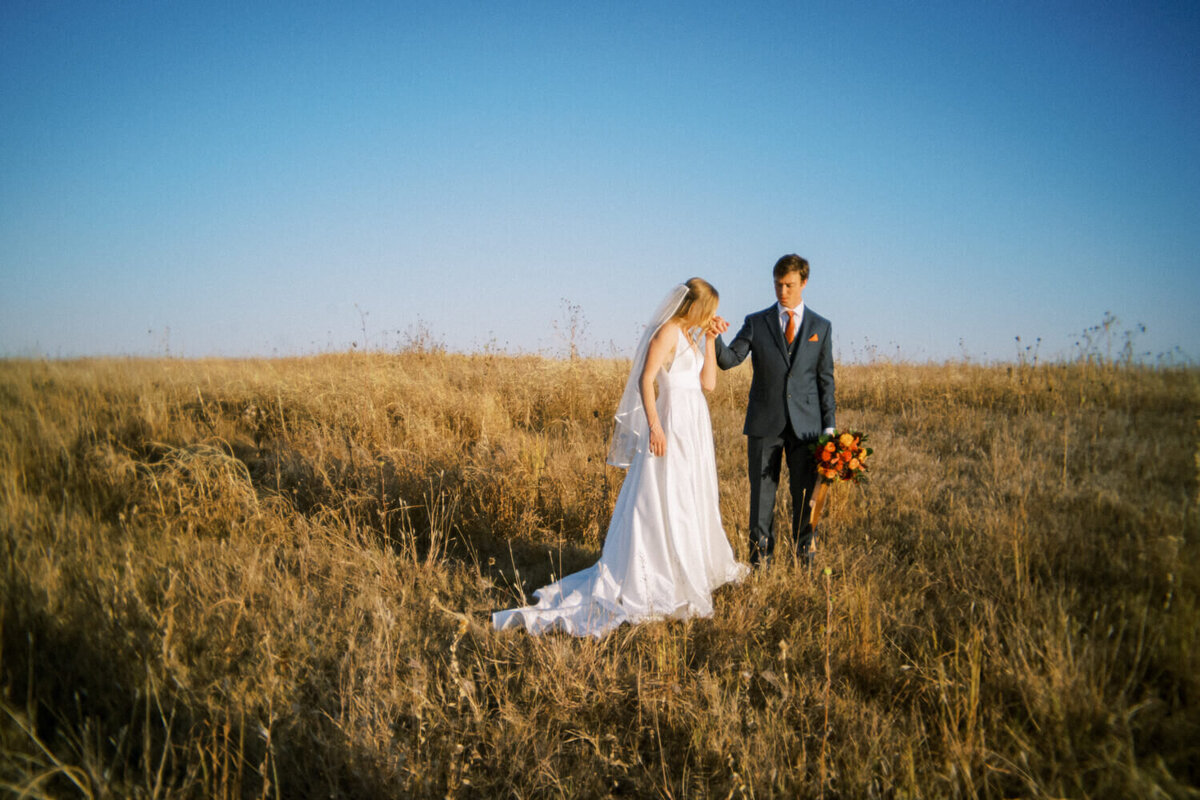 couple-in-field-pocket-dispo-lens