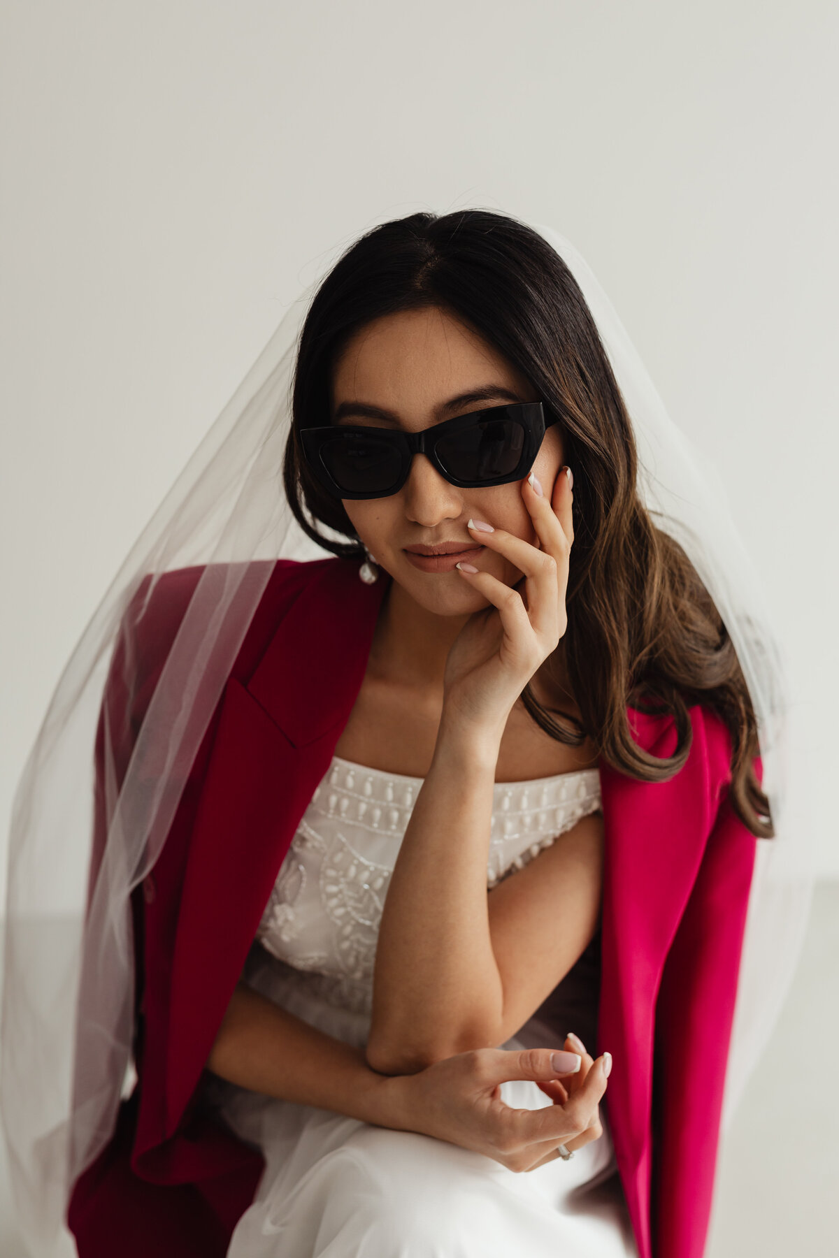 kaboompics_wedding-bride-portrait-veil-glass-of-champagne-sunglasses-pink-jacket-29774