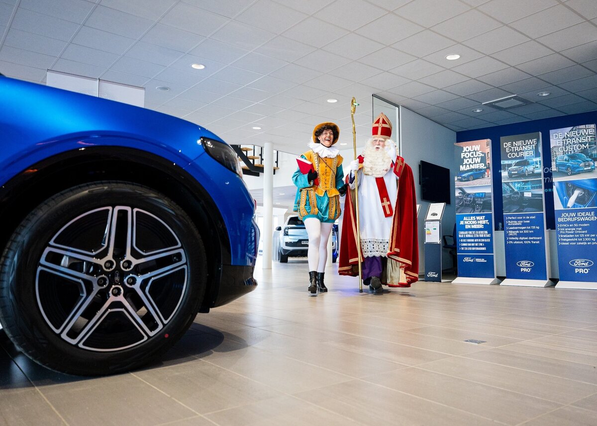 Sinterklaas-huren-amsterdam-langkomen-op-kantoor