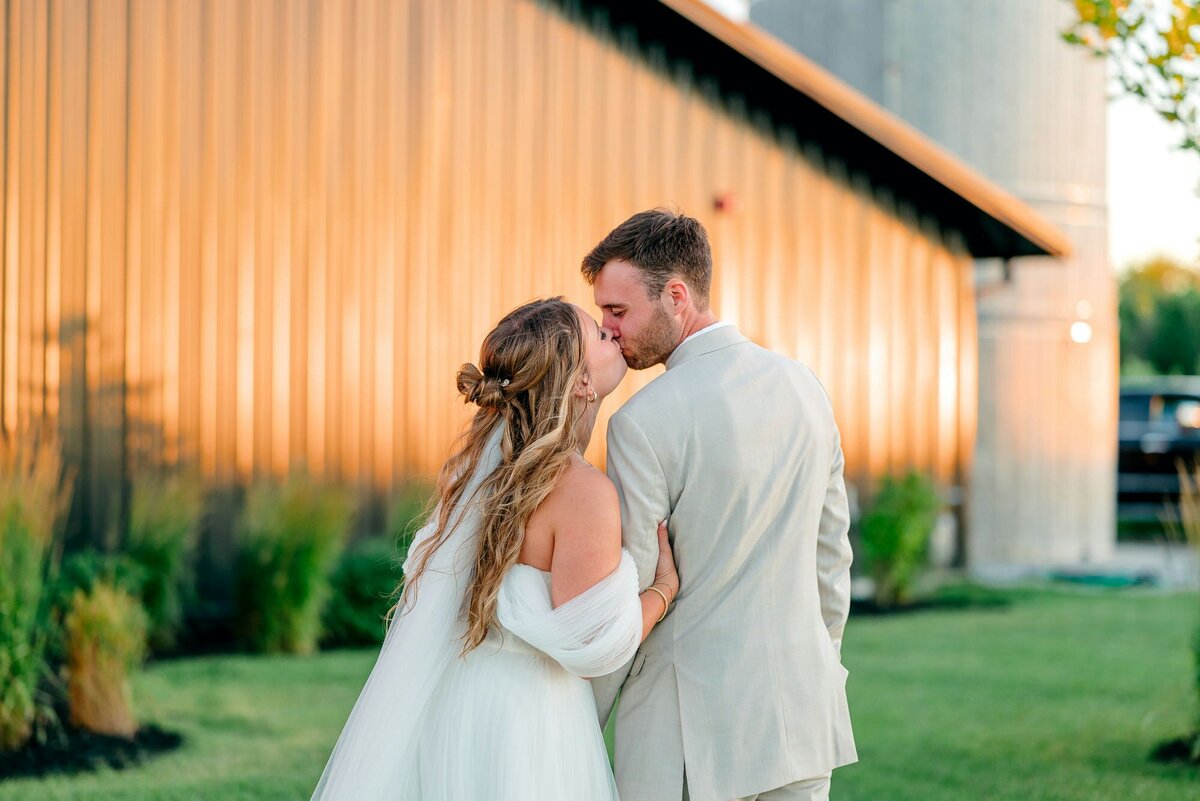 Couple-Kissing-Barn-Background