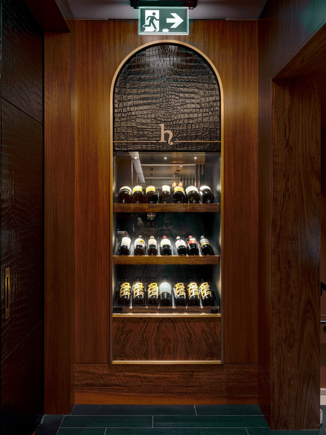 Hys-Restaurants-winerack-Brumar
