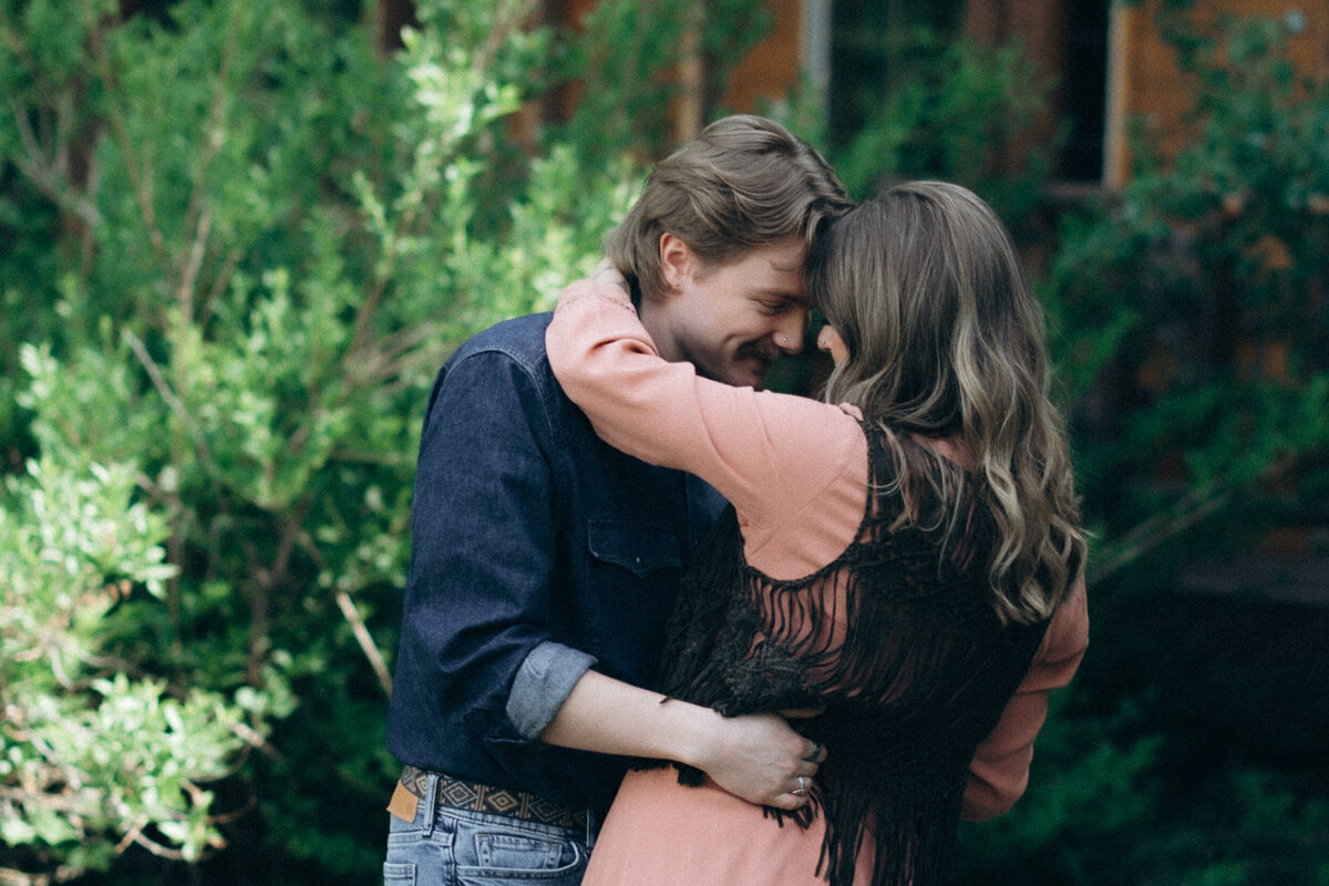 vpc-couples-vintage-cabin-shoot-20