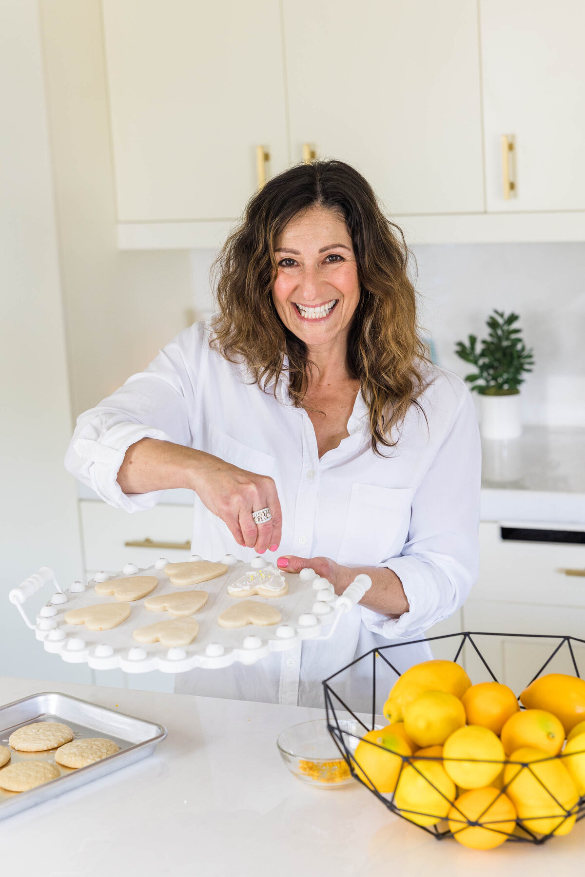 personal-branding-photo-shoot-baker-presenting-cookies