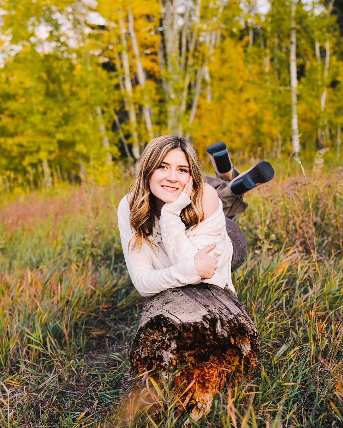 denver photographey senior pictures - teen girl in sweater smiling