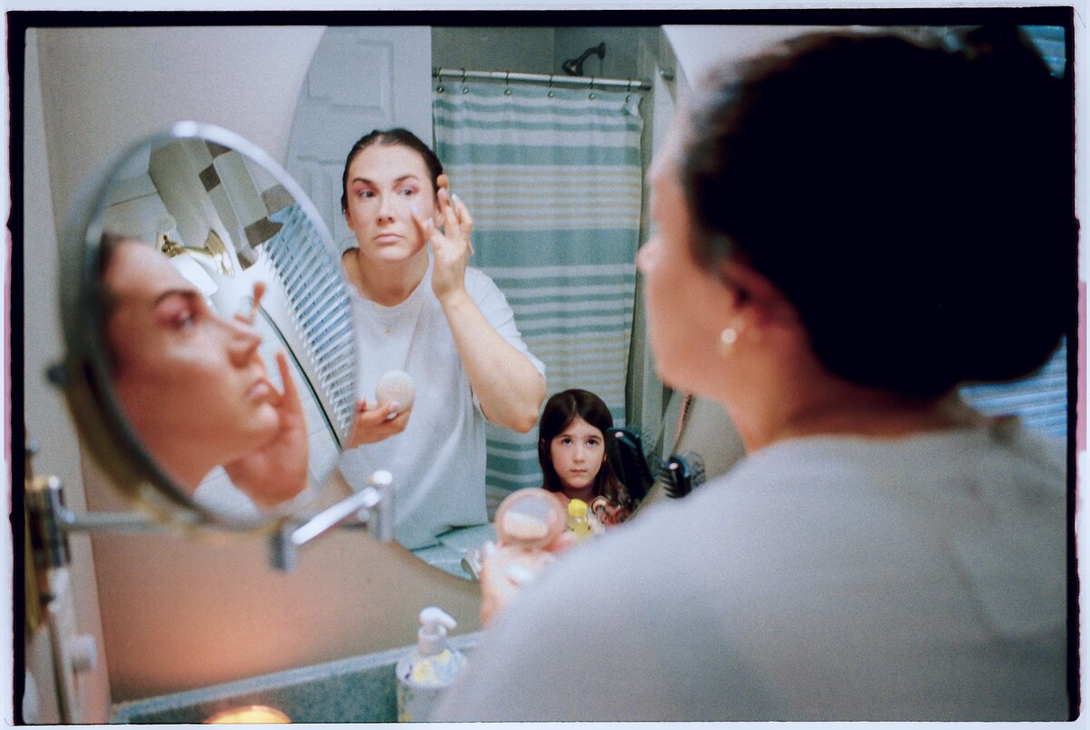 bride-getting-ready-with-niece-backyard-wedding