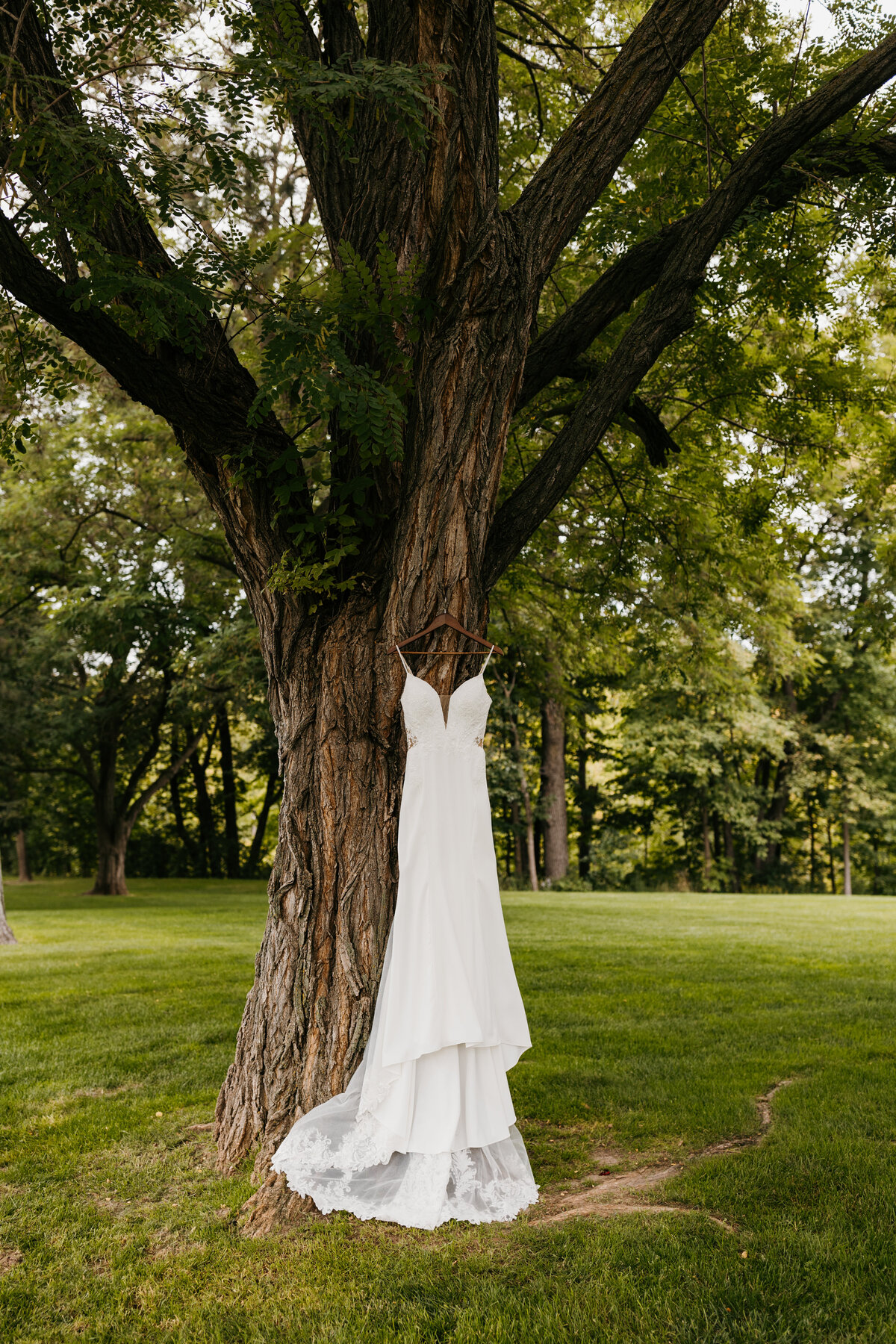 Luke+Emilee_Details+GettingReady-100