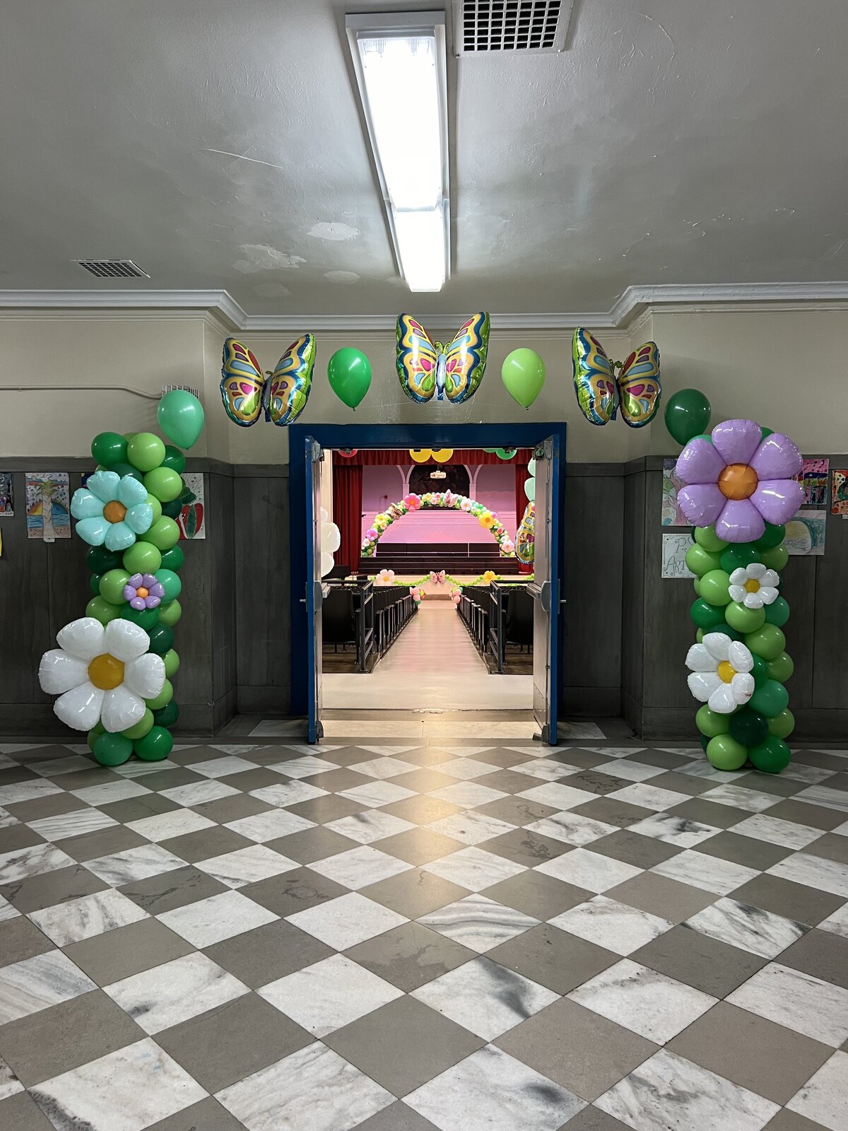 flower column with helium arch 