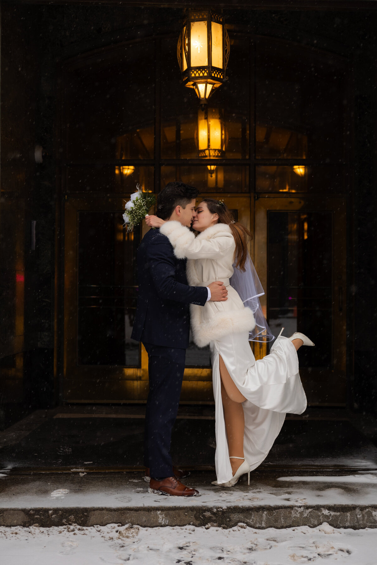 Jeune couple en hiver lors du mariage Vieux Port de Montréal