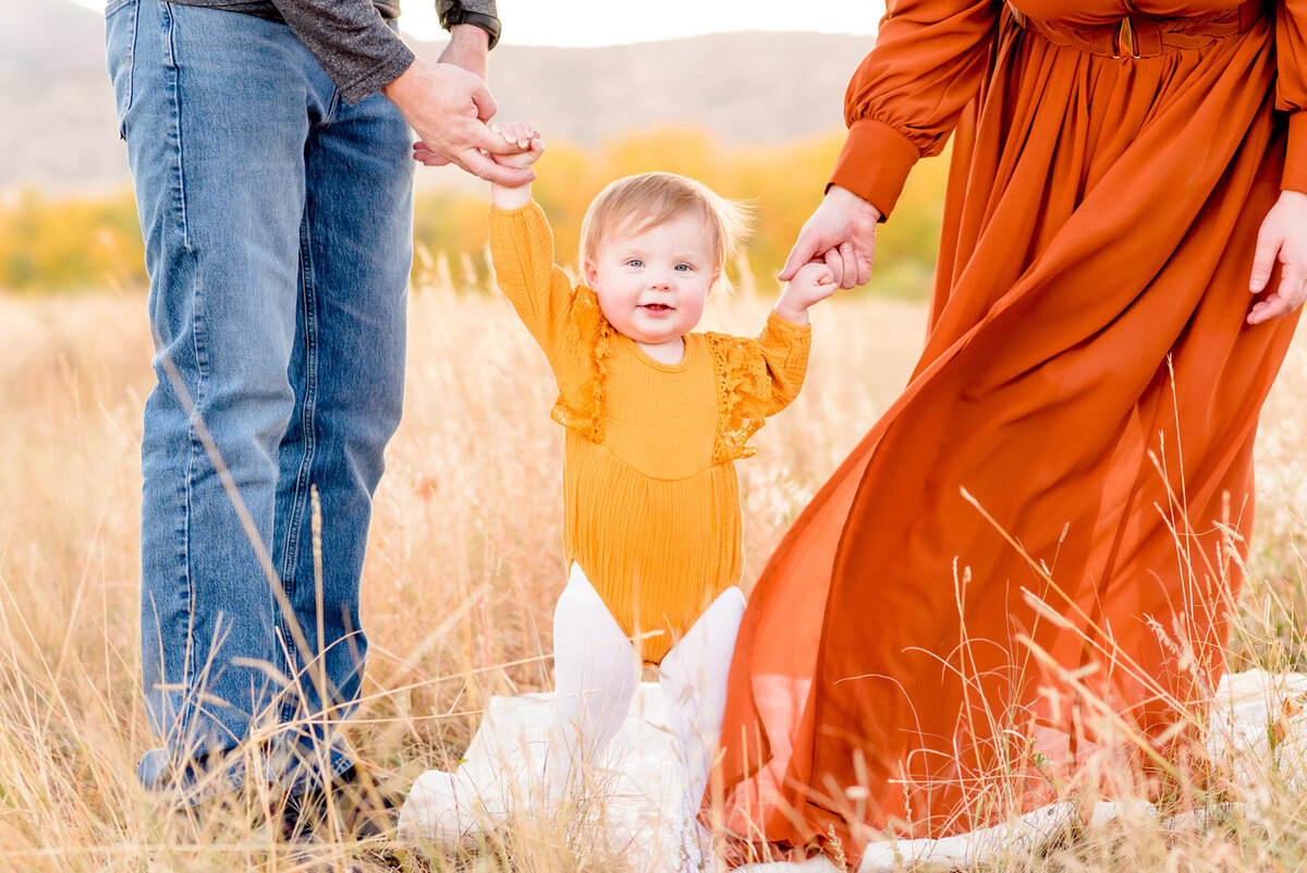 colorado-fall-family-toddler-holding-parents-hands