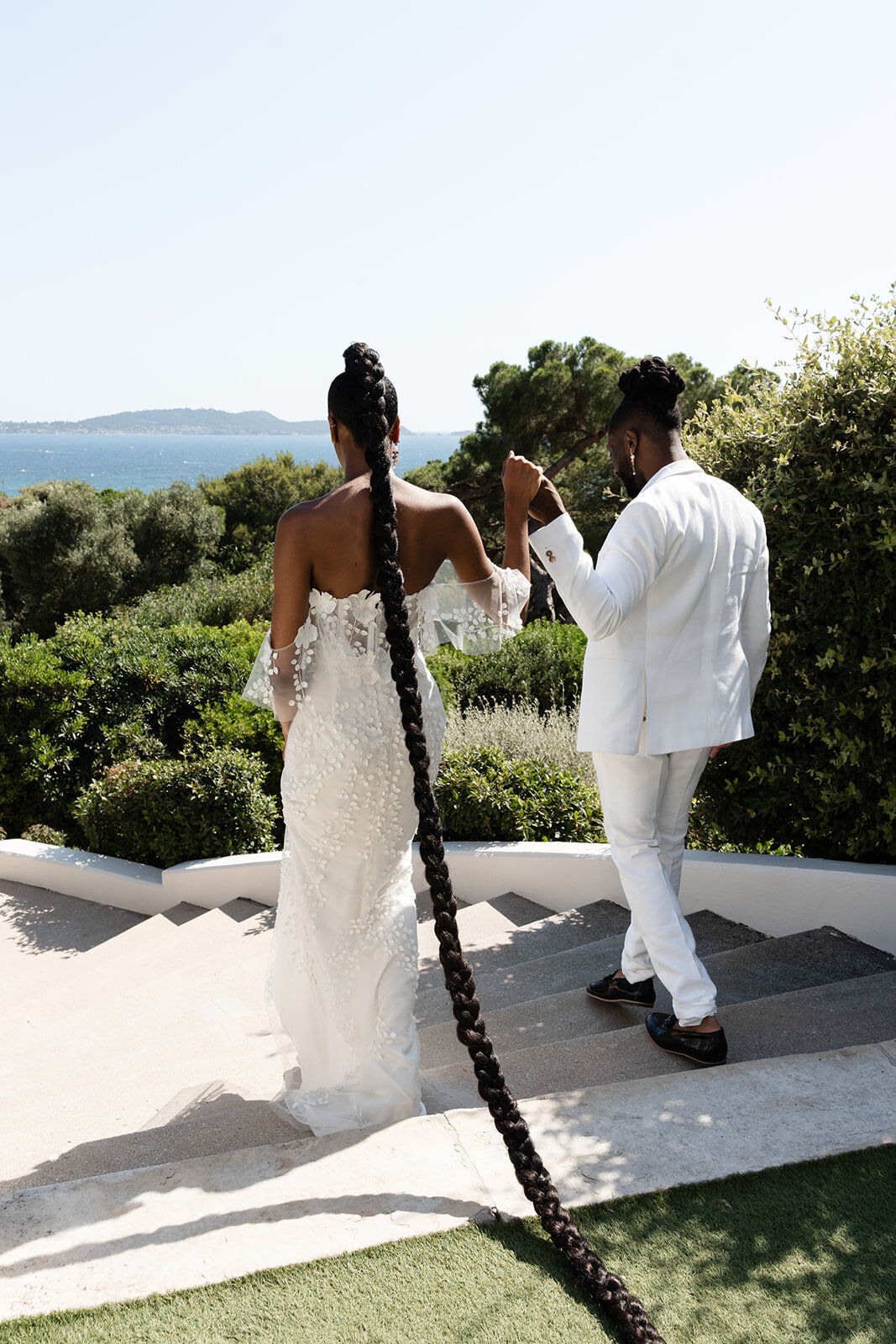 couple-mariés-moderne-blanc
