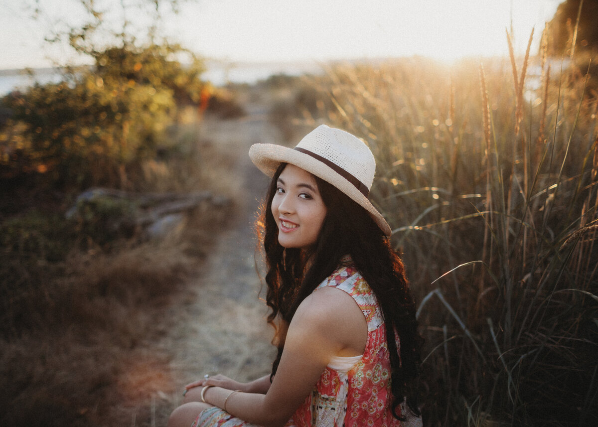 senior-portrait-girl-sun-hat