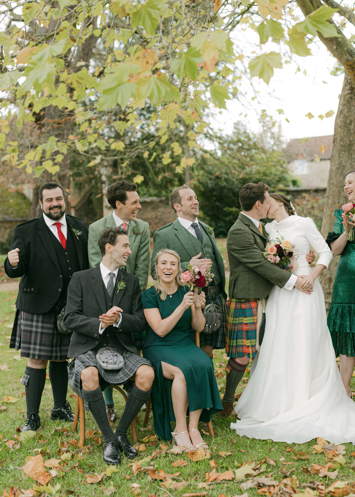 chloe-winstanley-wedding-oxford-gsp-bridal-party-portrait-kiss