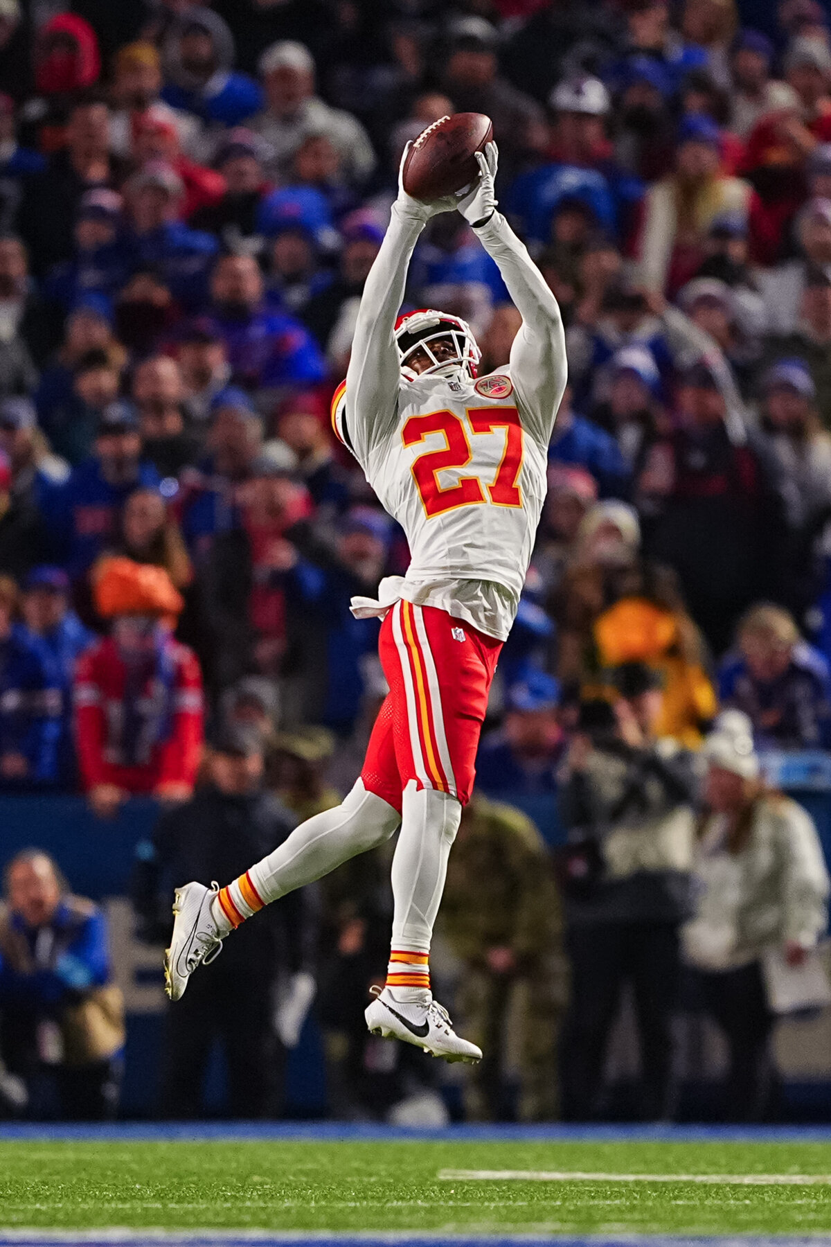 kansas-city-sports-photography-chiefs-0051-player-27-leaping-catch
