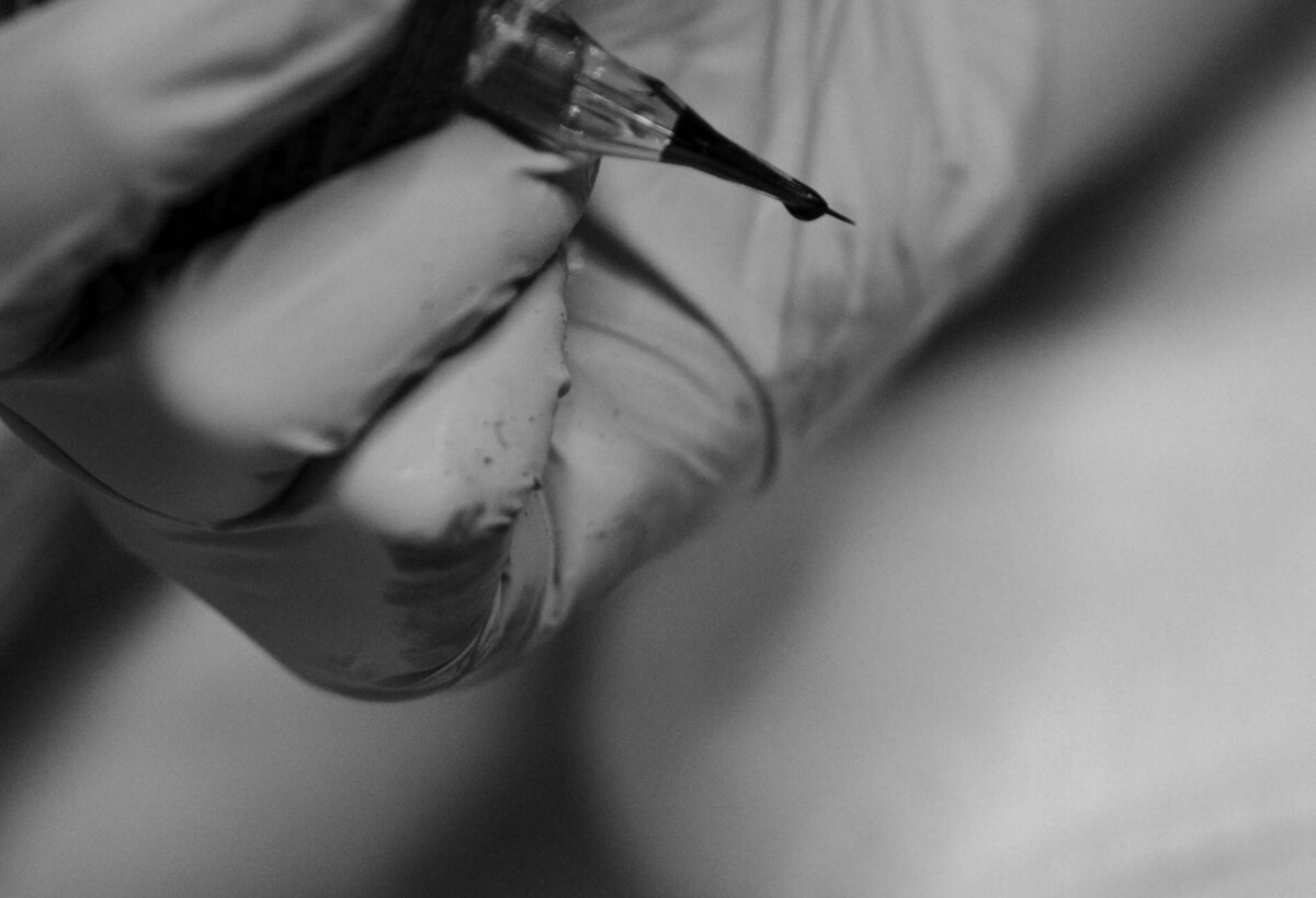 close up of tattoo hand and tattoo gun in a tattoo studio in Bend, oregon