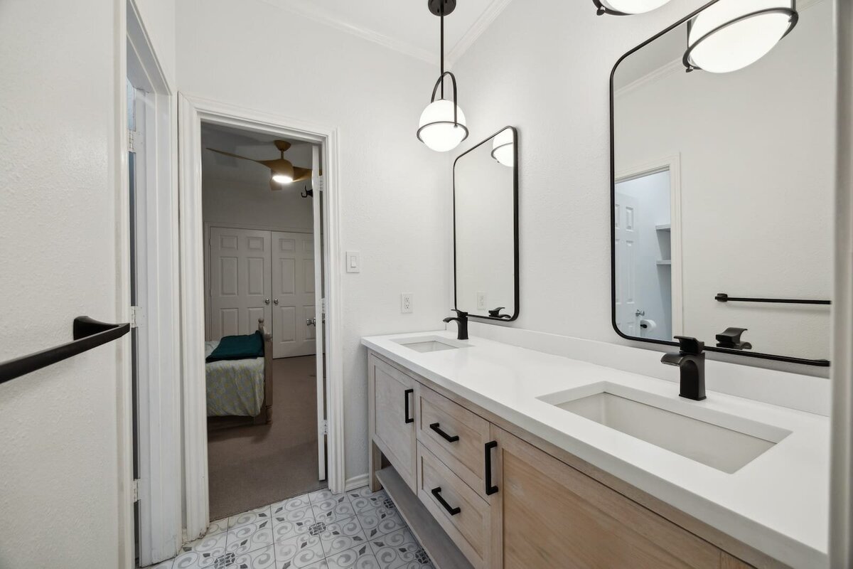17828_cedar_creek_canyon_dallas_tx_bathroom_-_dual_vanities_with_tub_and_skylight_-_haven_realty_group