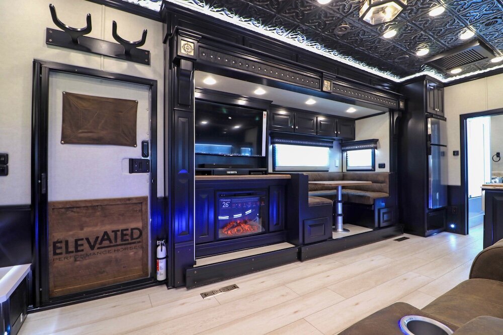 luxury-living-quarter-horse-trailers-trail-boss-conversions-living-areas-51