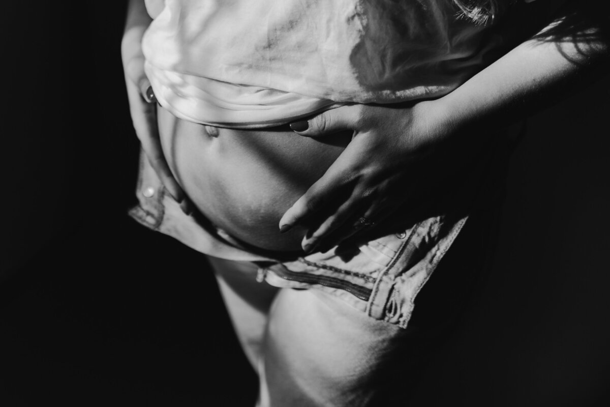 BLACK AND WHITE STUDIO MATERNITY