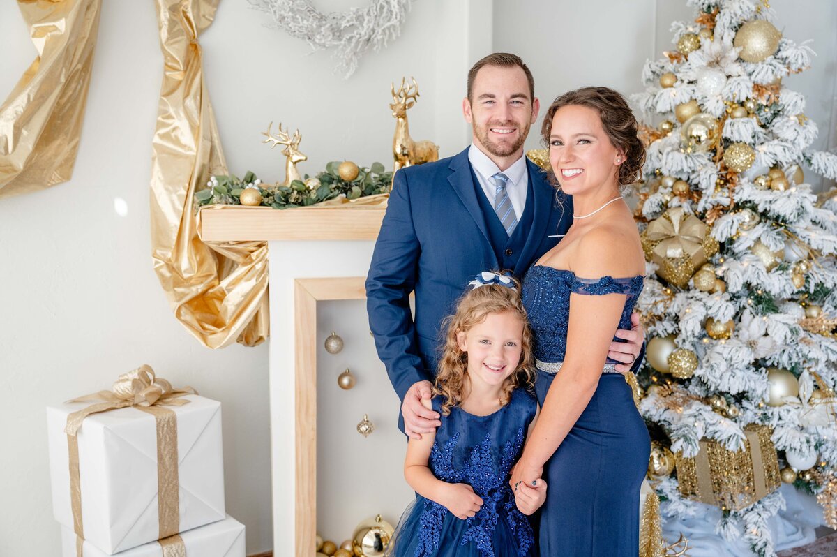 Kindle-Studios-Christmas-Mini-Session-Colorado-Springs-CO-Mini-Session-Magnolia-and-Grace-Photography-Co-KindlePromo# (1)