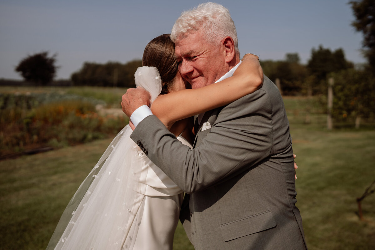 bruiloft-fotograaf-groningen-knuffel-13
