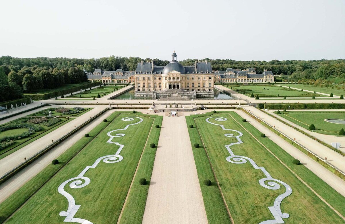 h Fairytale Castle Wedding Paris France Chateau de Vaux-le-Vicomte by @alejandrapoupelevents 2